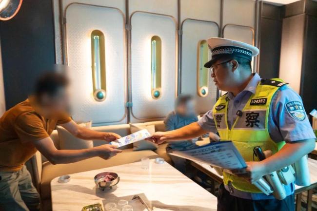 福州交警进KTV宣传拒绝酒驾 创新宣教方式