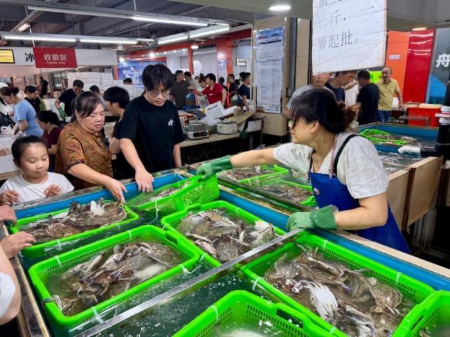 梭子蟹“高台跳水”：一天一个价，小蟹跌破30元/斤 价格回落惠及消费者