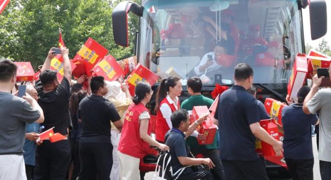 周口群众自发送别防汛救援队:牛肉、水果、矿泉水、鲜花……