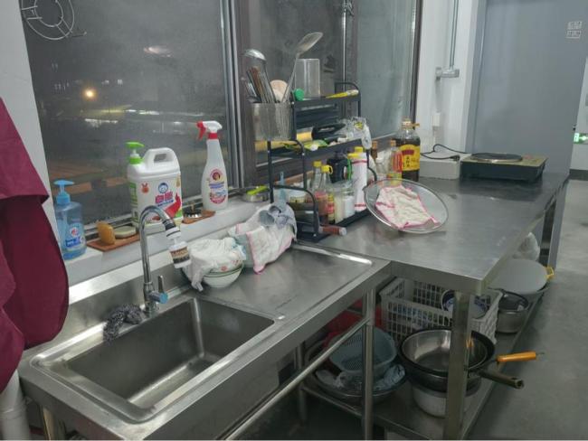 暗访组当场质问：这个门怎么跑