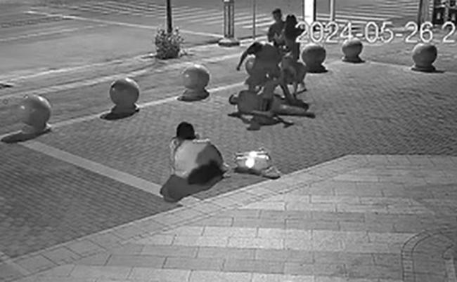 男子回应制止家暴时绊摔对方两次 案件重审引发关注