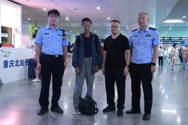 男子独守深山老宅25年，老板娘回乡惊讶
