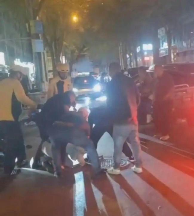 酷似“国服孙策”的外卖小哥找到了 智勇双全制止持刀男子_新闻频道_中华网