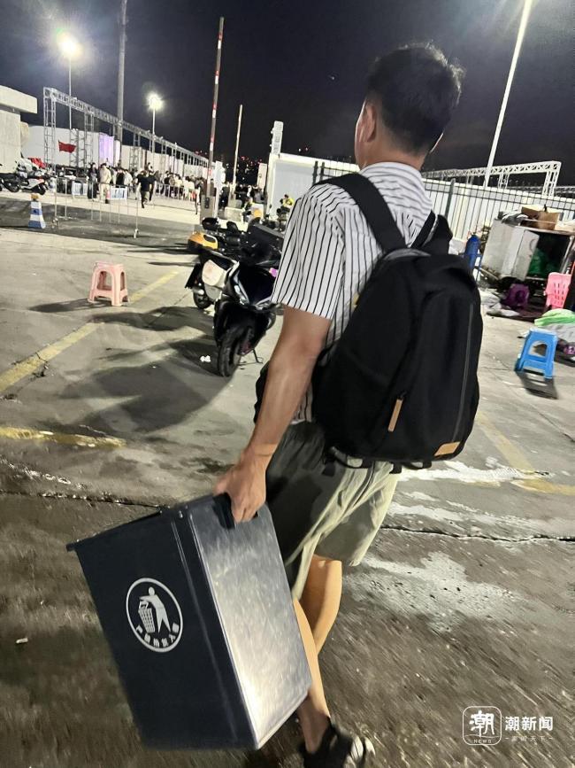 杭州年轻人深夜拼团买梭子蟹 体验“赶海”乐趣