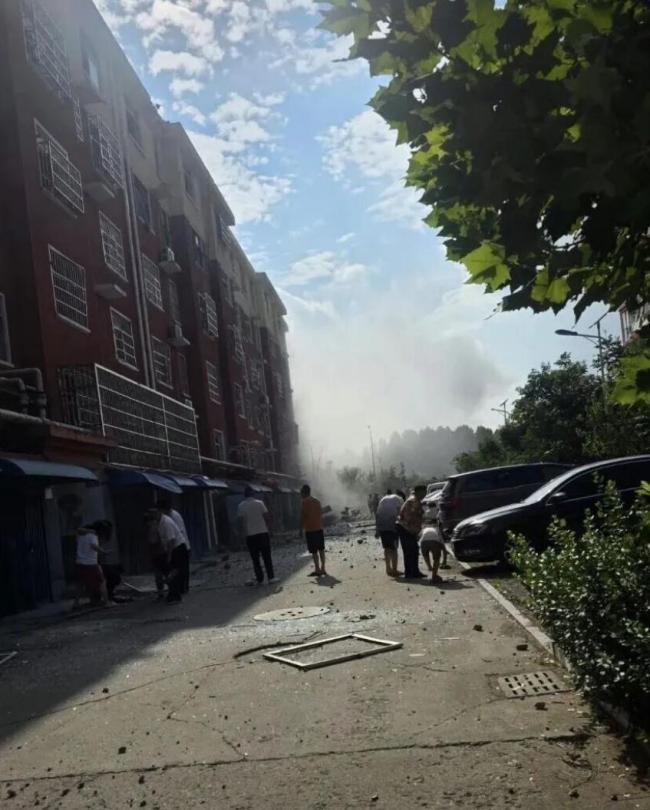 直击山东临沂社区爆炸救援处置现场 多方力量紧急响应