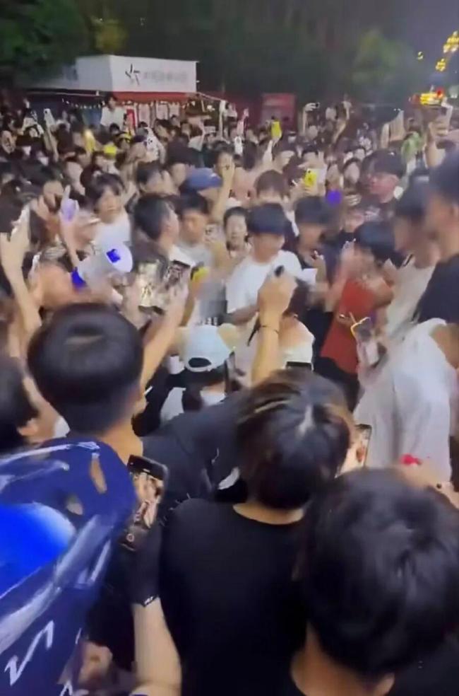 警方对时代峰峻楼下人员法治教育 整治追星乱象