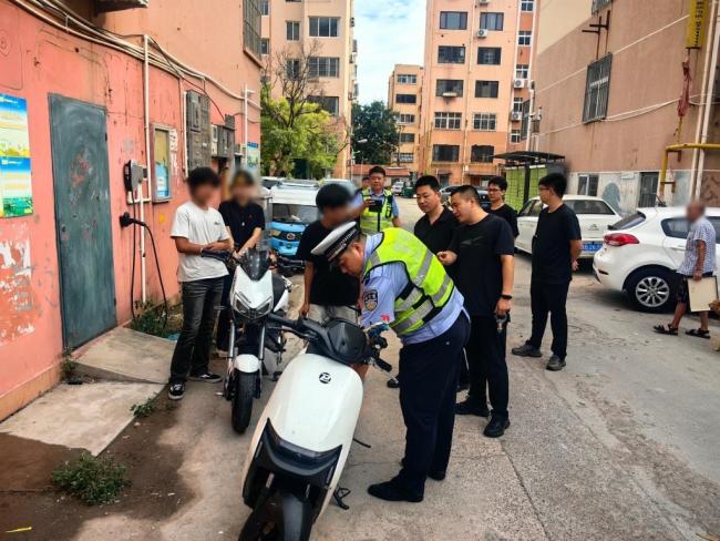 山东胶州公安整治电摩飙车乱象 净化道路环境保障安全