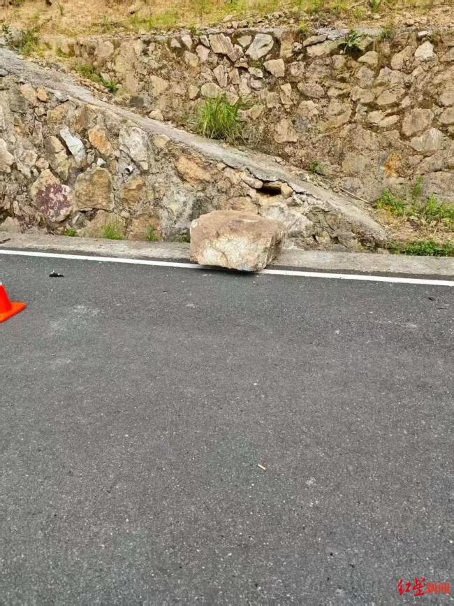 落石砸车致女婴死亡家属索赔191万 山路悲剧引发赔偿争议