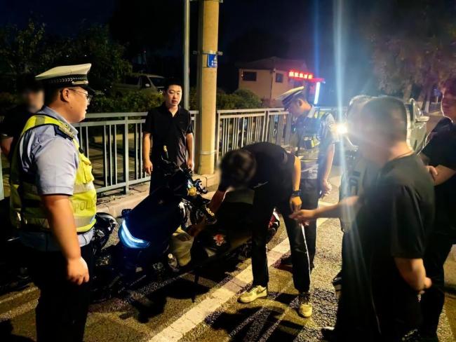 山东胶州公安整治电摩飙车乱象