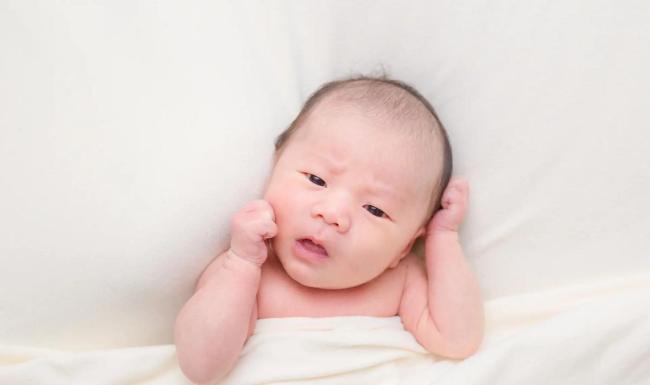演员李俊毅晒带娃视频 康天庥成爸爸引发共鸣