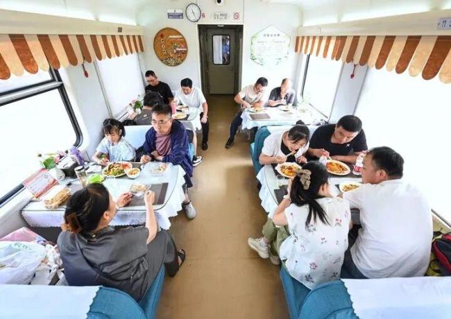 济南往返深圳列车上推出自助餐模式 旅途用餐更自在
