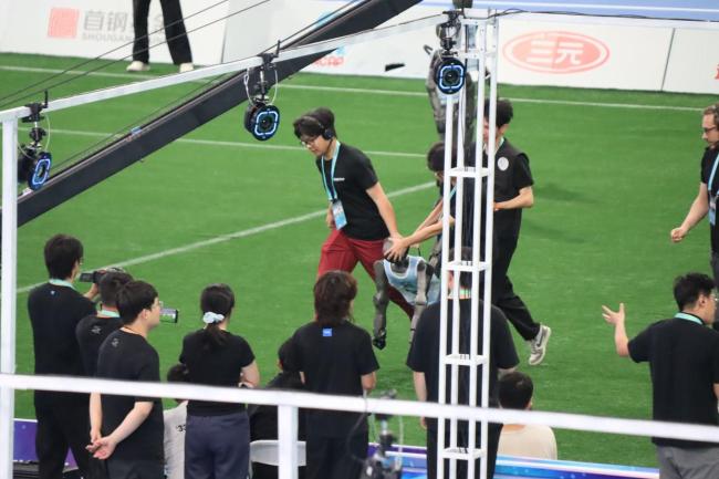 机器人任意球破门 复刻C罗庆祝动作 7V7足球赛精彩纷呈
