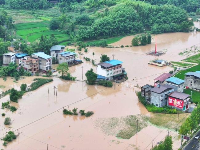 四川马边大雨 群众被困店铺合力顶门 山洪来袭考验小城韧性