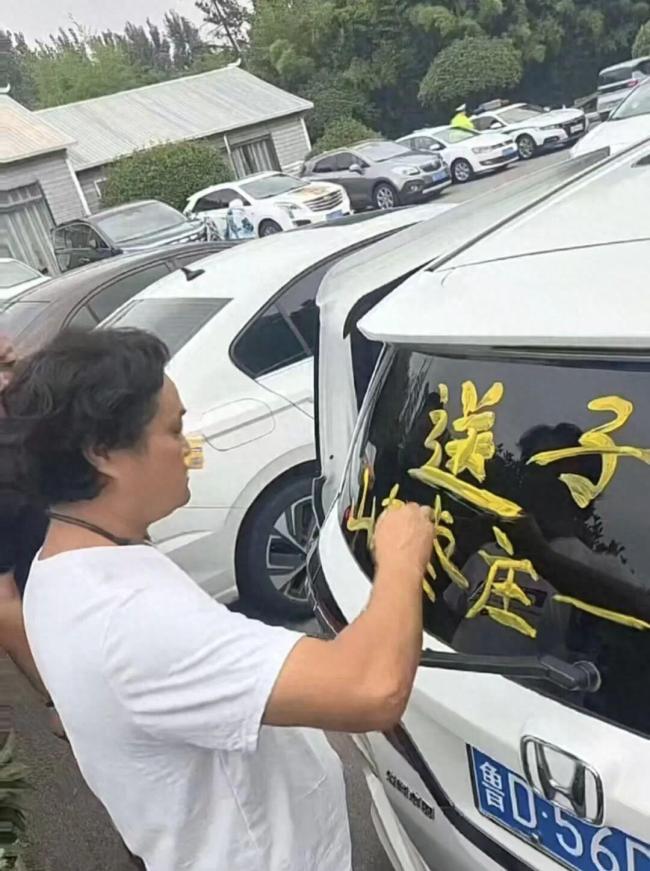 男子自驾3500公里送儿子去新疆上学