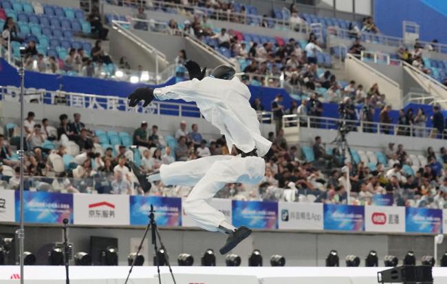 机器人打太极上演“鲤鱼打挺” 武术赛场展风采