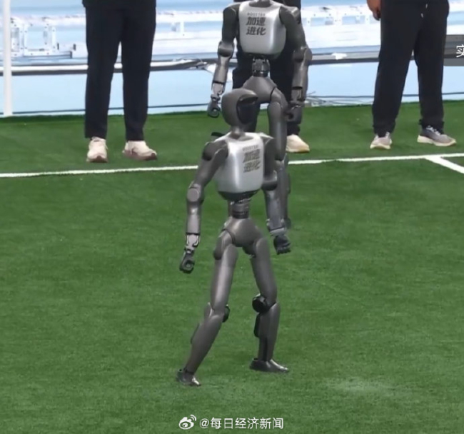 机器人进任意球后学C罗Siu