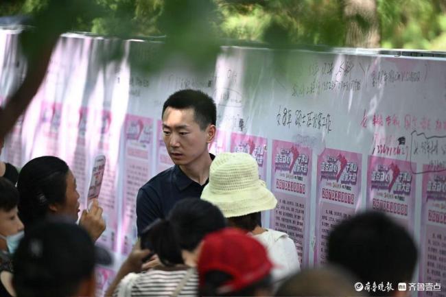 相亲会上优秀姑娘小伙被“围攻”