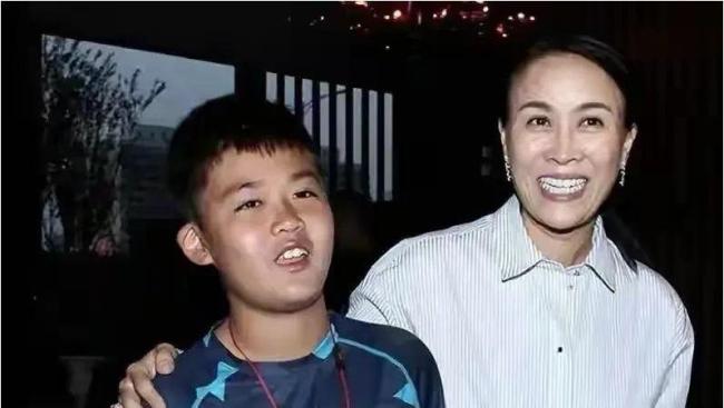 那英19岁女儿现身妈妈的演唱会 星二代风采夺目