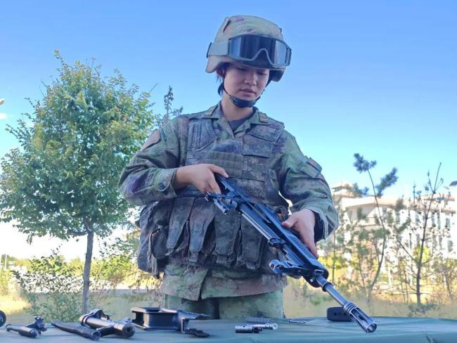 全场唯一女兵拿下射击课目第一名 巾帼不让须眉