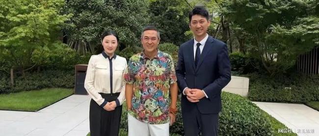 张嘉益被曝在成都看房 低调现身高端楼盘