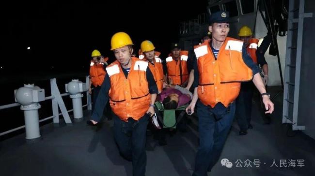 渔民作业时不慎断肢 东部战区救援 3舰1机接力救助