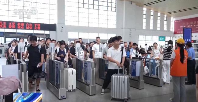 “旅客买票占座放零食”应如何处理 座位使用权引发讨论