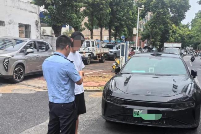 司机不满后车喇叭催促恶意别车被罚款 路怒行为害人害己