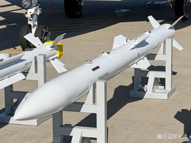 美军公开超远程空空导弹AIM424 射程达463公里