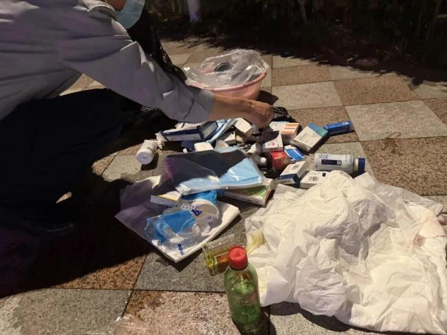 77岁老人转院时物品袋混入敌敌畏 医院管理疏漏引争议