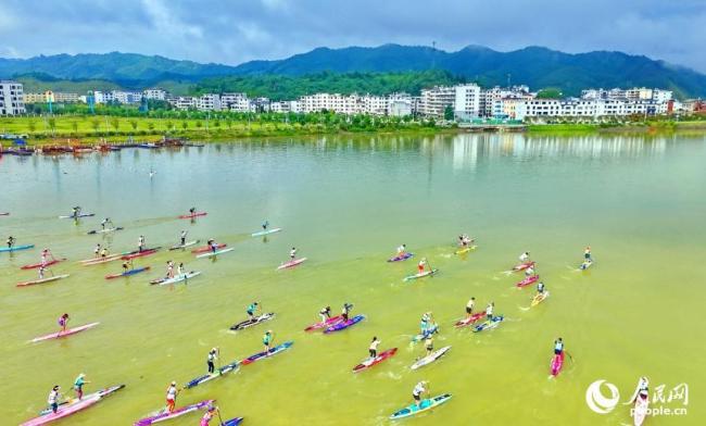 江西崇义：小桨板“划”出新业态