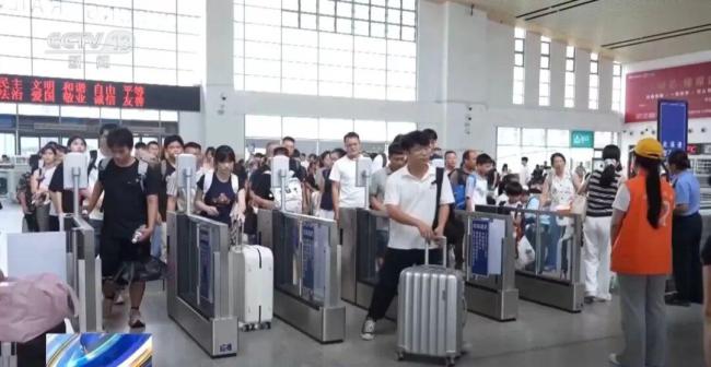 国铁集团就“旅客买票占座放零食”表态 未检票视为放弃席位使用权
