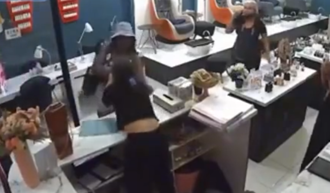 黑人游客袭击美甲店员，印尼警方直接抓捕游街