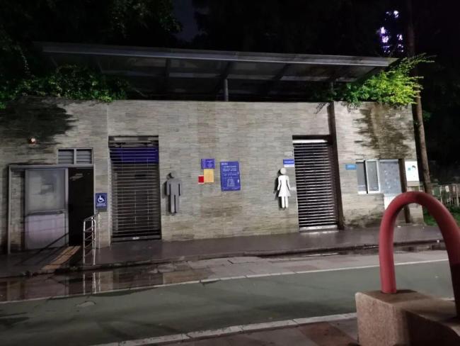 外卖员连找4间公厕均关门 引发夜间公厕开放讨论