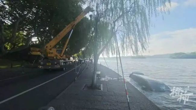 车辆冲入西湖 一男一女从水中爬出 操作不当导致落水