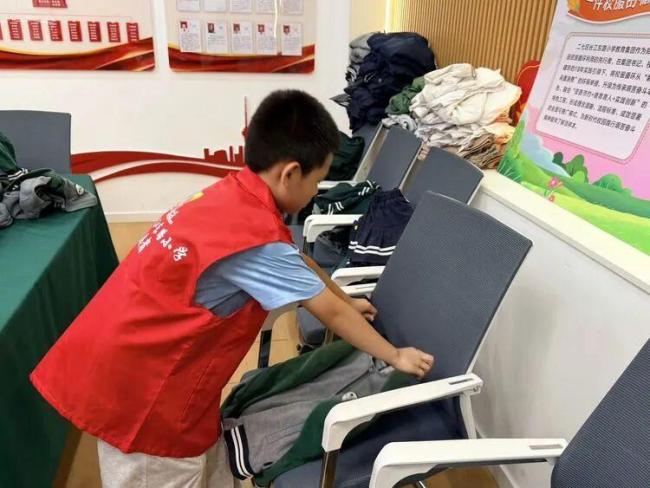 这所学校免费发校服 18年循环万余套