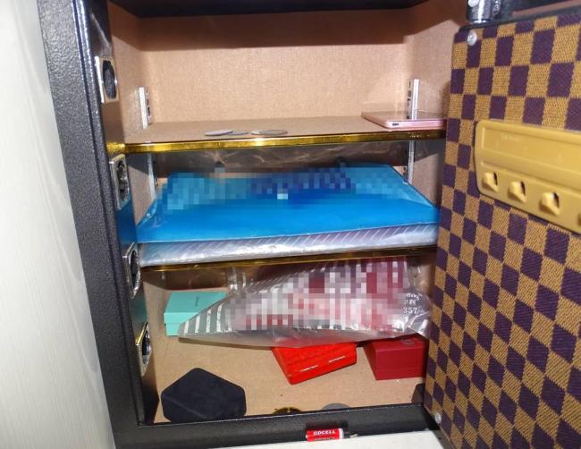 女子盗走男友家5万余元黄金