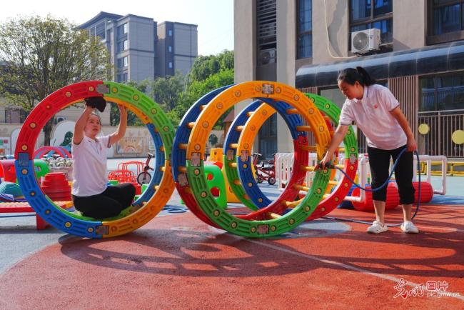 各地中小学幼儿园开展开学准备工作 安全措施与环境布置并重