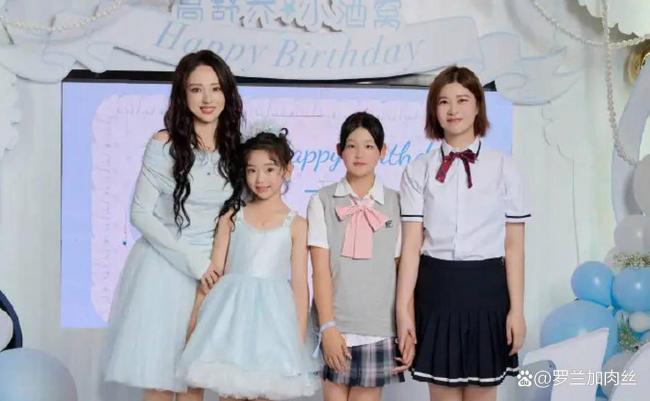 杜华犬子因过敏酡颜 与小酒窝亲密互动