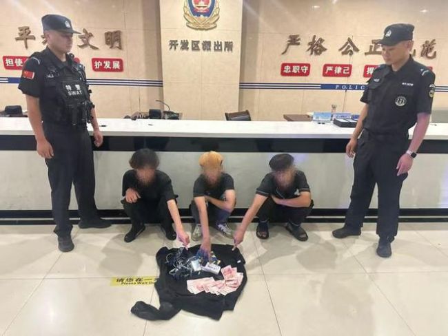 两男子深夜拉车门偷走一万余元 夜间治安防控需加强