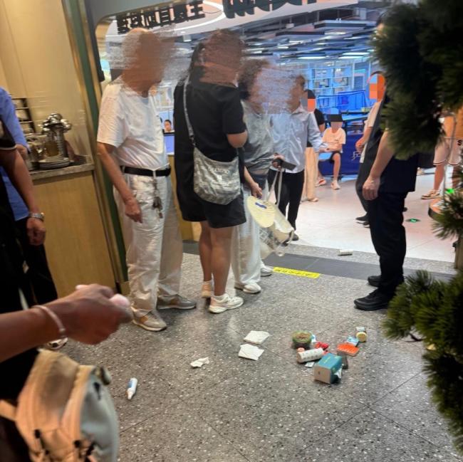 老人被疑带自助餐厅食物倒包自证,餐厅回应
