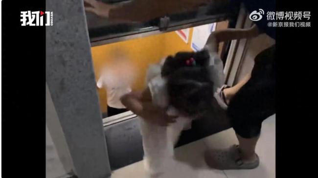 电梯故障 孩童被从夹缝拉出