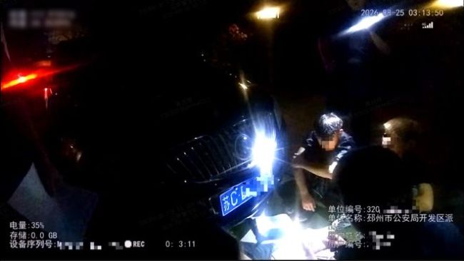 两男子深夜拉车门偷走一万余元 夜间治安防控需加强