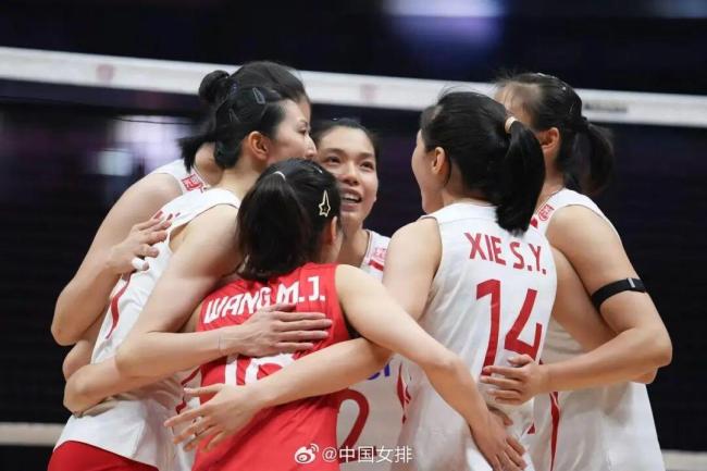 中国女排的这张全家福让人暖心 赛场内外展现团结精神