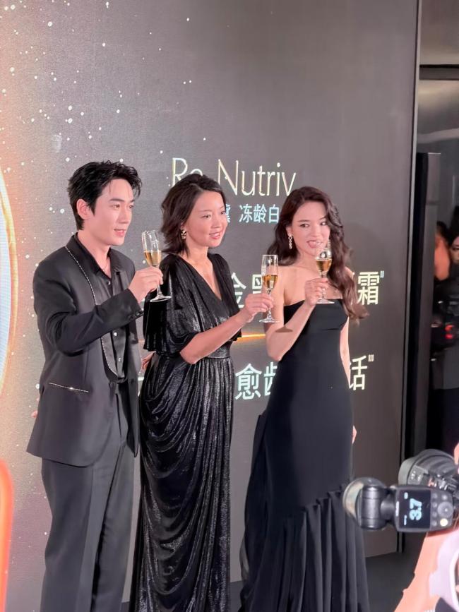 舒淇朱一龙神级同框 极简时尚典范