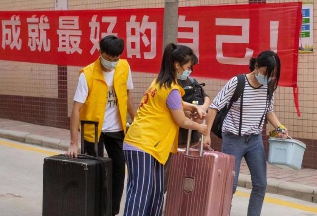 妈妈送儿子从湖南到浙江上大学 名校光环下的复杂心情