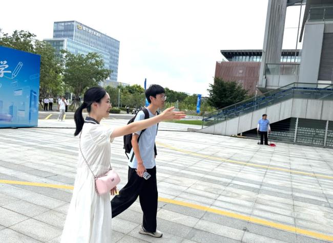 网安学院新生“两手空空”轻装报到 刷脸即可完成认证