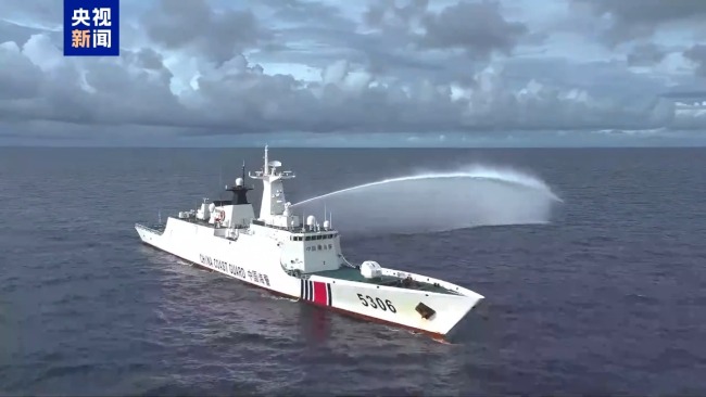 中国海警在黄岩岛海域巡查现场 强化海域管控