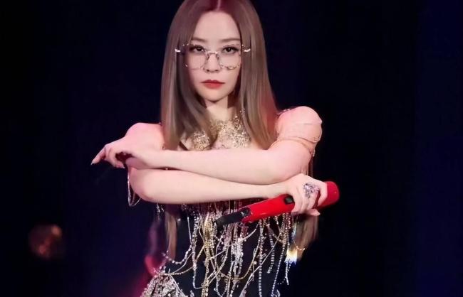 单依纯演唱会造型被吐槽像窗帘 舞台审美引争议