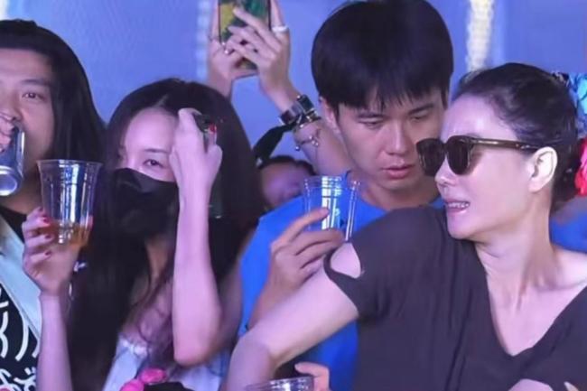 陈粒竖中指