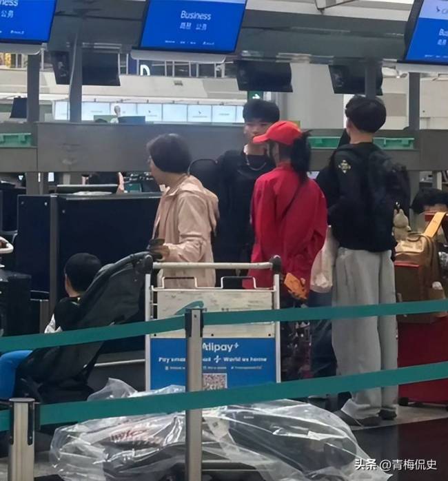张柏芝大儿子悉尼被偶遇配资预警机制，路人镜头下作出回应 展现低调成长魅力